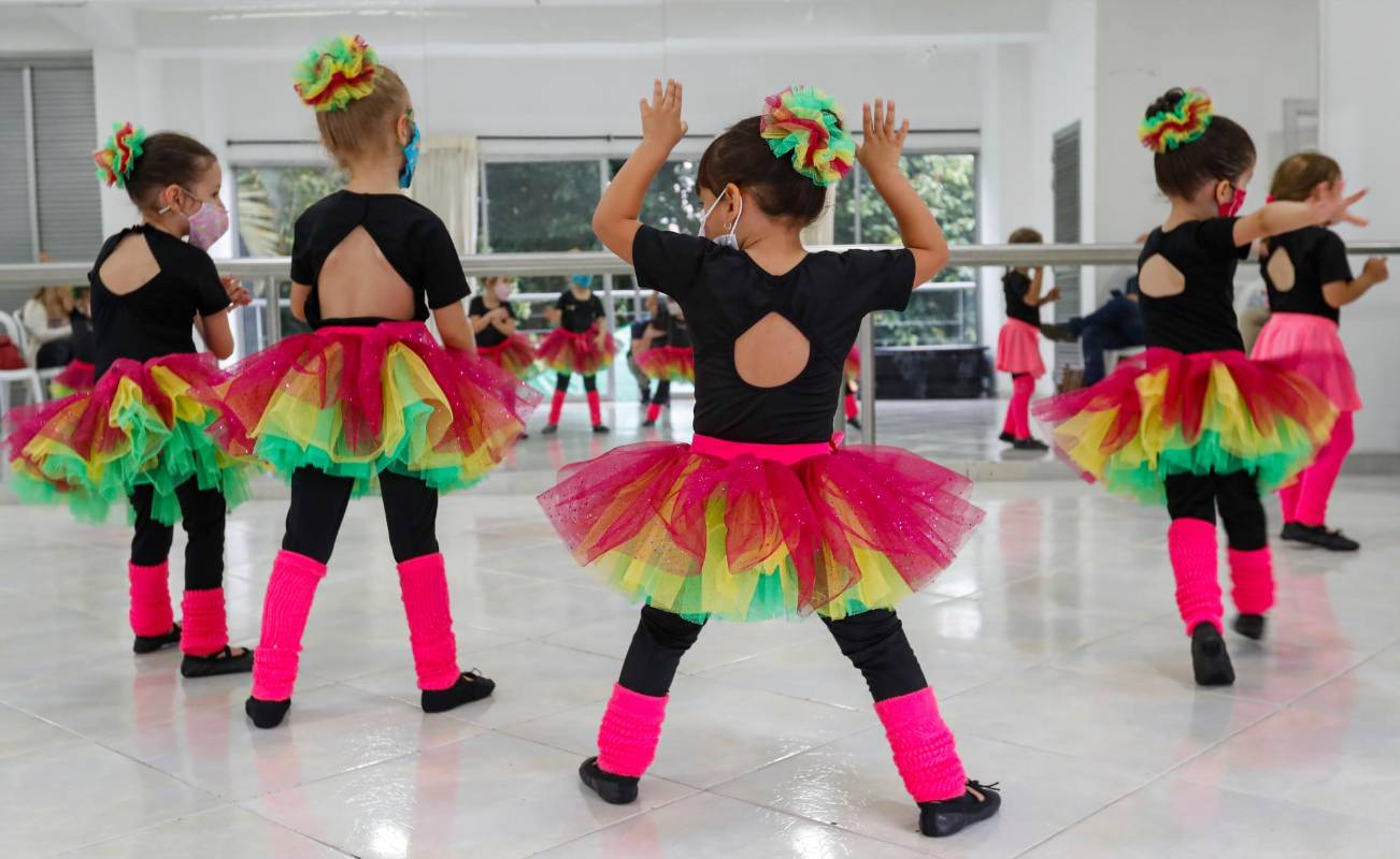 La corporación Milán, entidad sin animo de lucro, ofrece clases de danza y ballet para niñas desde los tres años. Foto: Manuel Saldarriaga Quintero.