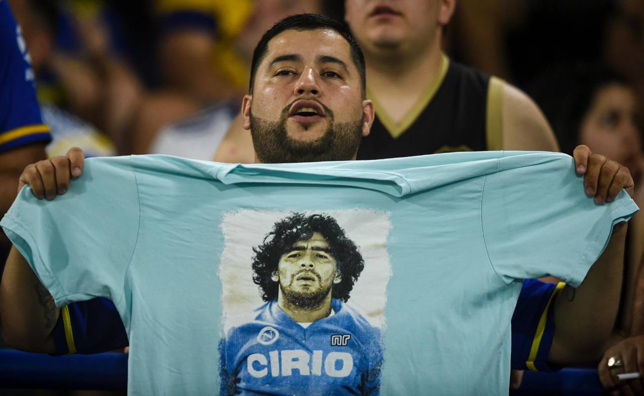 Seguidores del astro estampan camisetas con su rostro para recordarlo en los estadios del mundo. Foto: Getty Images.