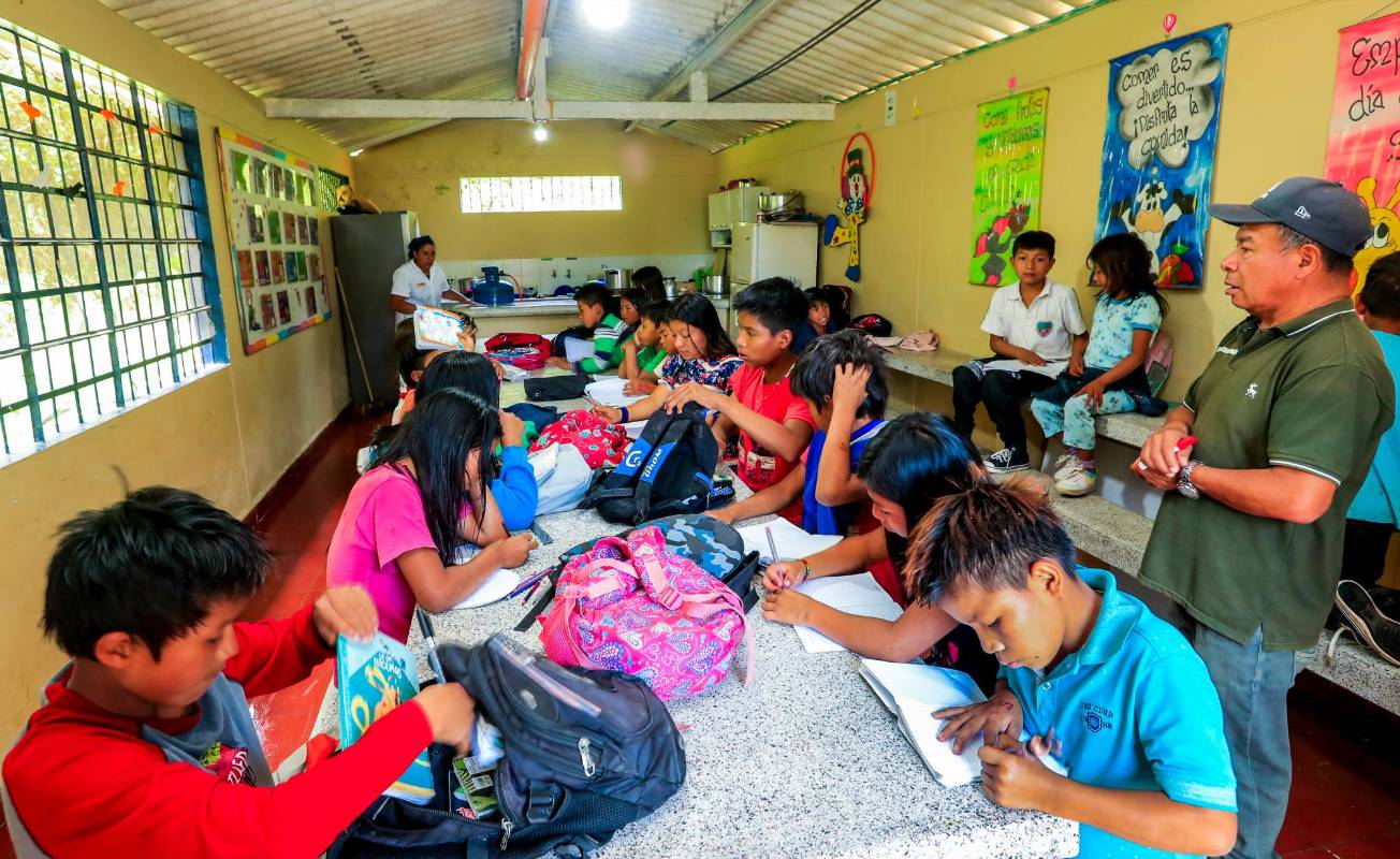 El profesor Gilberto Tascón debe dictar las clases en un salón acondicionado en el restaurante escolar. FOTO: JAIME PÉREZ