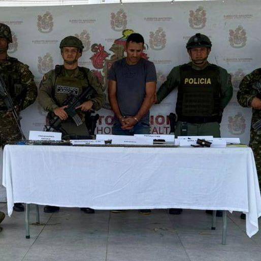En la mitad, con camiseta gris, alias El Paisa. FOTO: CORTESÍA