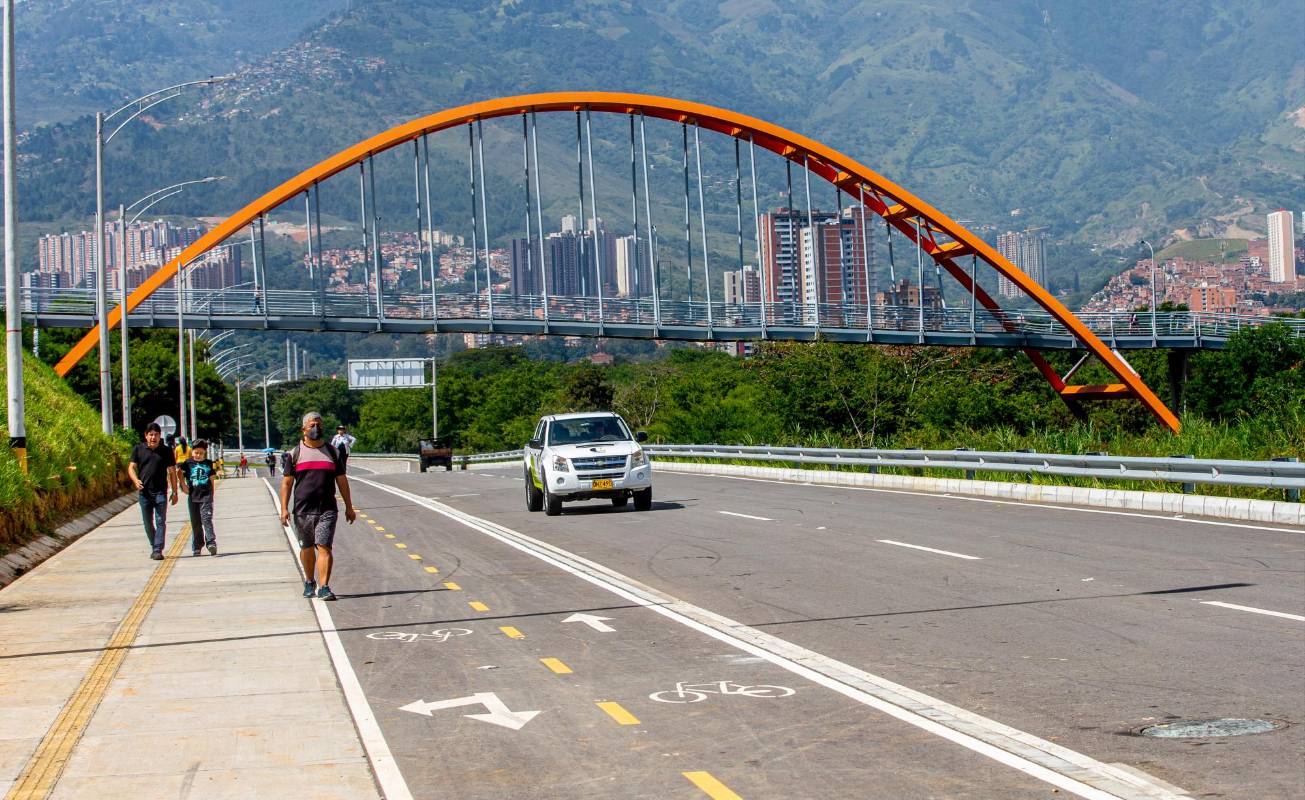 En la obra se pueden ver espacios amplios para la ciclocaminabilidad y señalizaciones propias de una vía. Foto: Juan Antonio Sánchez