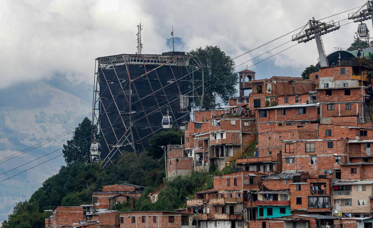 En agosto de 2015, siete años después de que se impermeabilizaran la fachada debido alas filtraciones, la biblioteca cerro sus puertas al público. Foto: Manuel Saldarriaga Quintero.