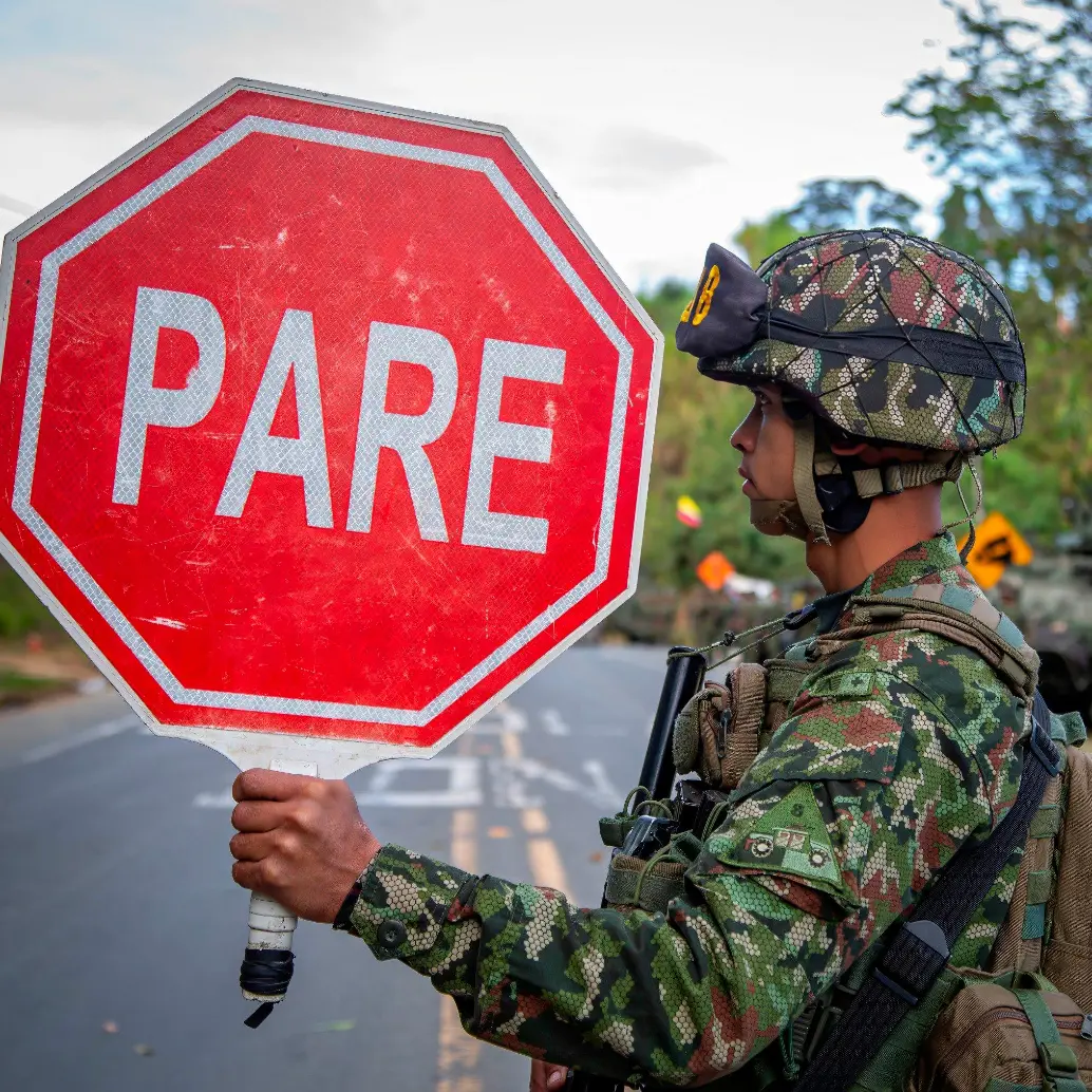 Los militares estaban vigilando la vía, cuando les informaron de la presencia de hombres armados en unos vehículos.. FOTO: IMAGEN DE REFERENCIA - CORTESÍA EJÉRCITO.