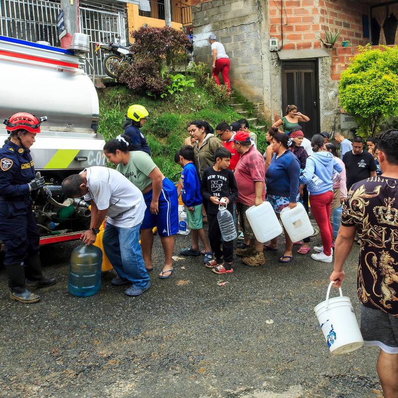 Estos son los vehículos que serán usados para el transporte y distribución de agua durante los cortes. FOTO Camilo Suárez