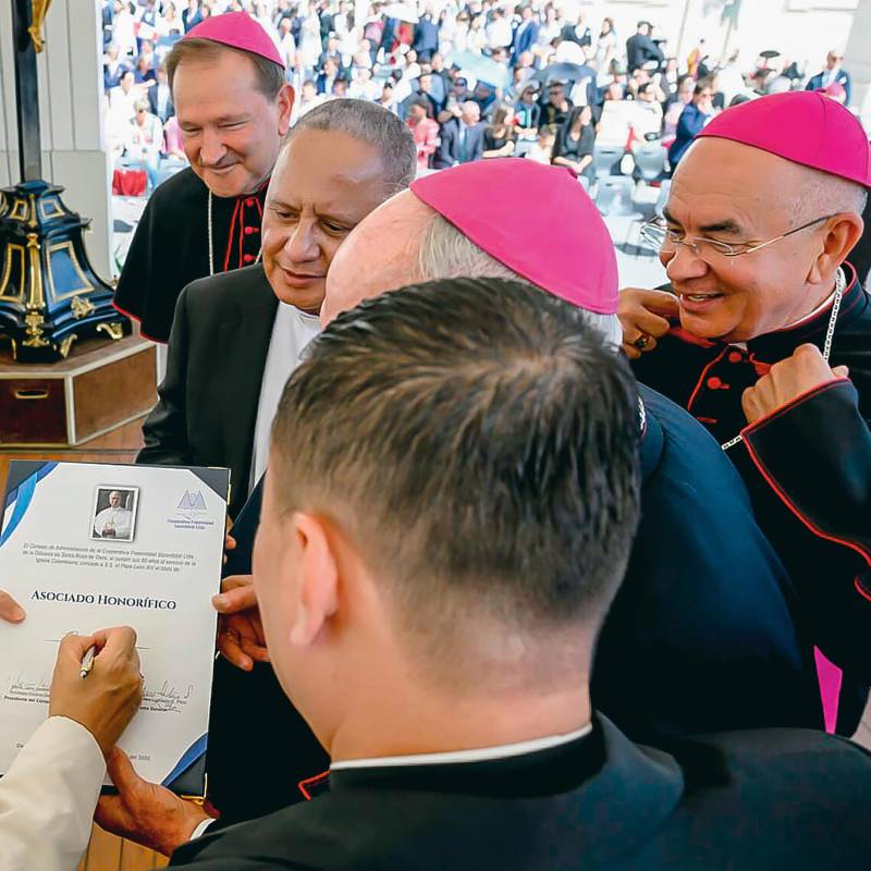 Momento en el que el papa León XIV firmó su vinculación como afiliado de Coofrasa. FOTO CORTESÍA