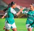 Las goleadoras Melani Aponzá y Karla Viancha celebran uno de los goles con los que el Deportivo Cali venció a Santa Fe en calidad de visitante. Este sábado se jugará la final para definir al campeón de la Liga Femenina. FOTO TOMADA X @CaliFemenino