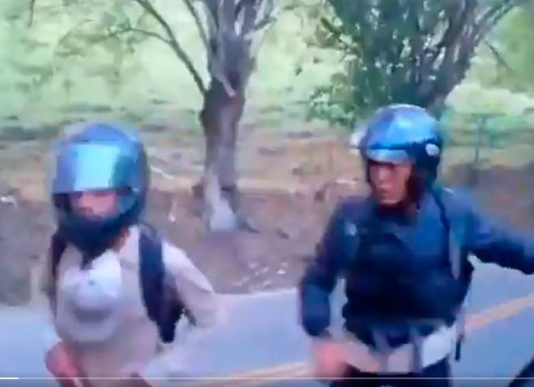 Gobierno de Antioquia anunció una recompensa de hasta $50 millones por información que permita capturar a dos presuntos ladrones de la vía Remolino-Bolombolo, grabados en video. FOTO captura de pantalla