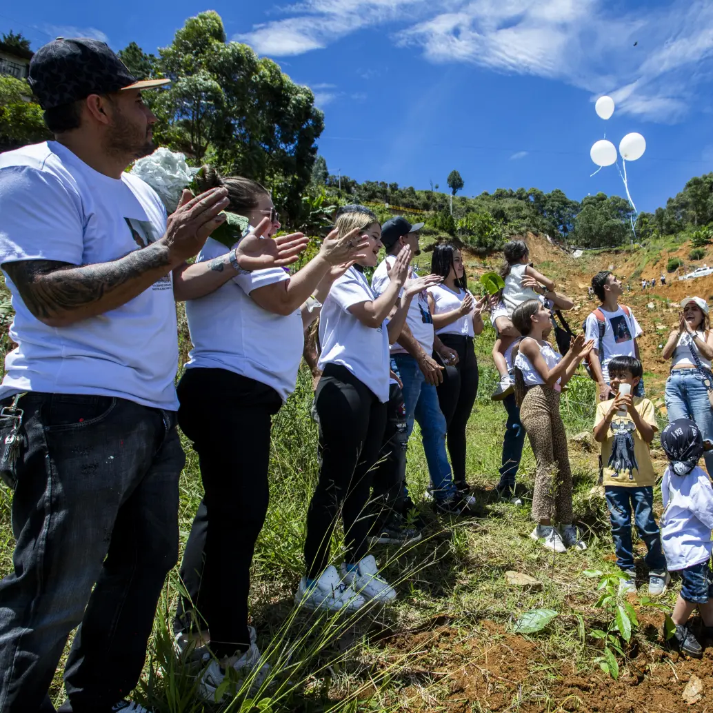 La familia Hernández sembró árboles y elevó globos por Agustín Ortiz, María Georgina Hernández y Juan David Lozano, padres e hijo de Norely Hernández, fallecidos en la tragedia de Granizal. Foto: Julio César Herrera 