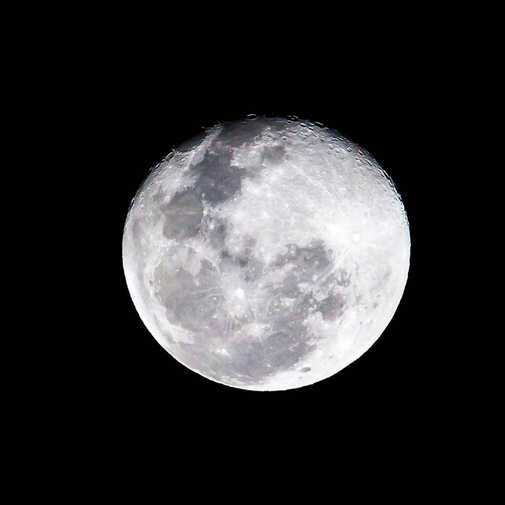 Entre el sábado 3 y el lunes 5 de enero se podrá ver la primera Luna llena del año. FOTO Juan Antonio Sánchez