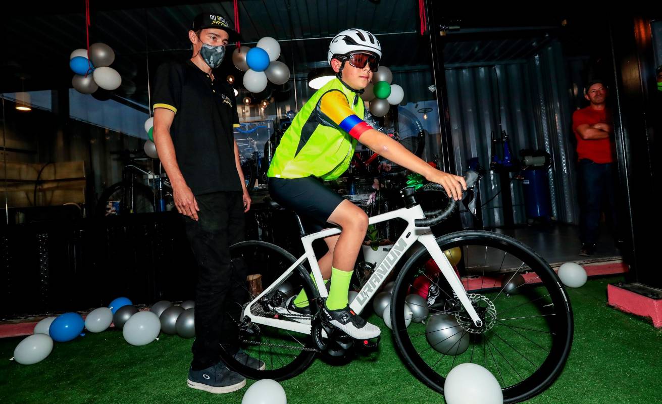 Ángel, quien venía entrenando con la bici de su papá. De hecho, sus familiares hicieron una rifa para cambiarle los rines porque ya estaban desgastados. Foto Jaime Pérez
