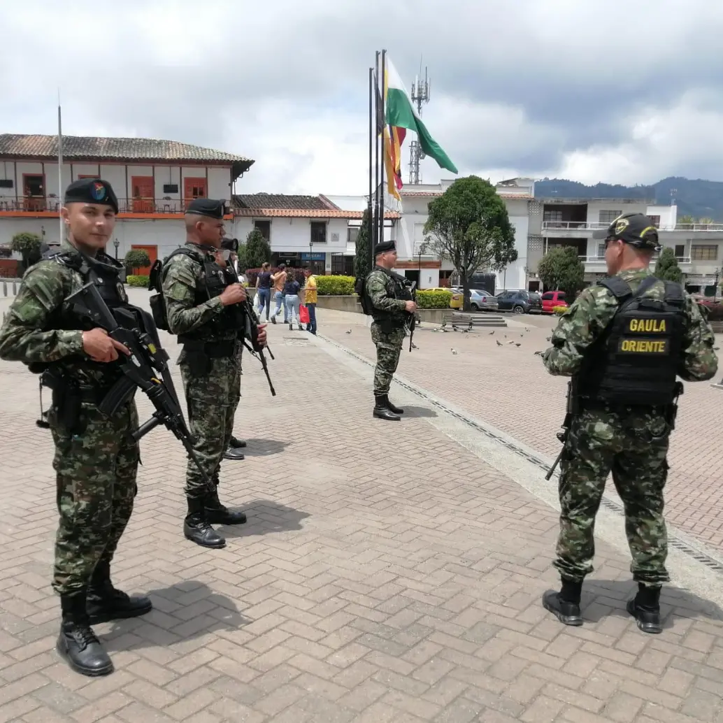 Miembros del Gaula Militar durante un patrullaje en el centro de Abejorral. FOTO: Cortesía