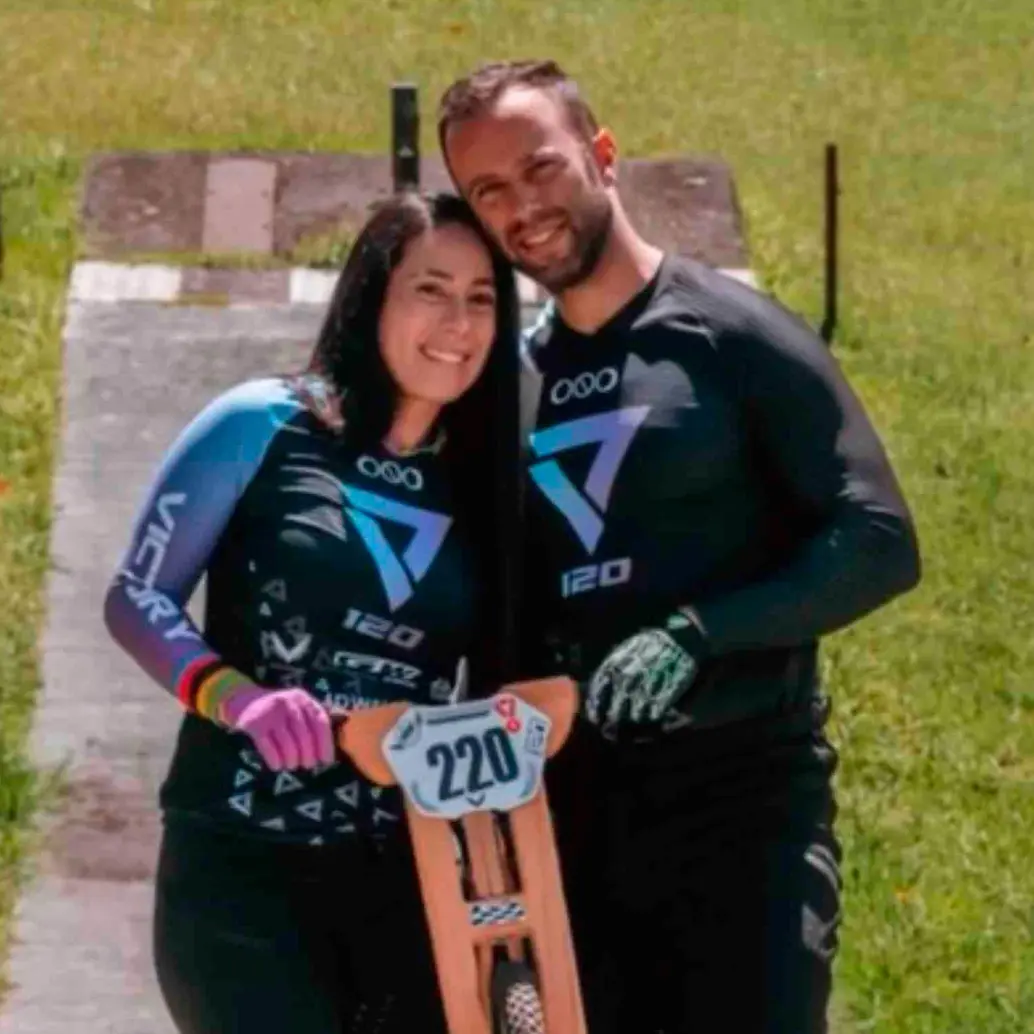 Mariana y Vicent serán padres y así anunciaron la noticia en las redes sociales. FOTO PANTALLAZO