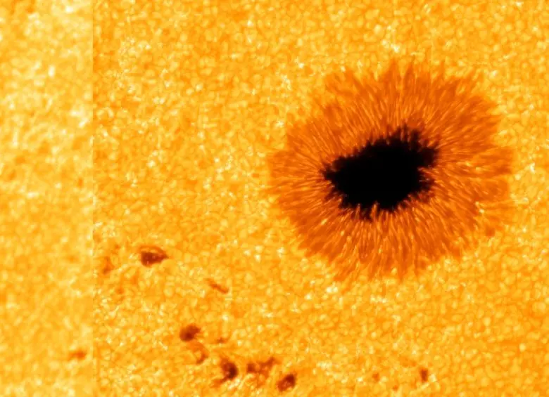 Izquierda: Extracto de una imagen del Sol, tomada con el Telescopio de Torre de Vacío de Tenerife. Derecha: Imagen de alta resolución restaurada a partir de 100 exposiciones individuales capturadas con el nuevo sistema de cámara avanzado. FOTO cortesía R. Kamlah