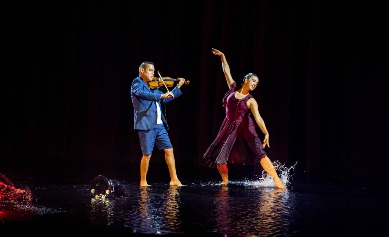 Show nocturno de danza y violín donde se demuestra todo el amor por México. FOTO: Jaime Pérez 