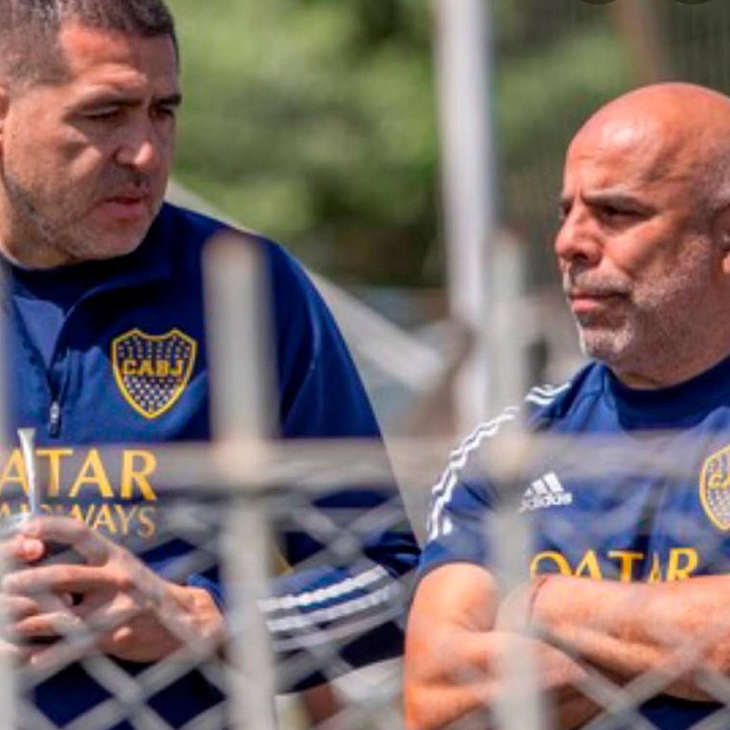 Chicho Serna, quien comparte en la imagen con Riquelme, formó parte del consejo de fútbol de Boca Juniors desde el 13 de mayo de 2022. FOTO 