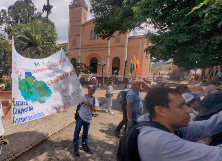 Este mediodía, antes de la audiencia, activistas contra la minería abogaban para que dejen libres a los once campesinos. FOTO: Cortesía