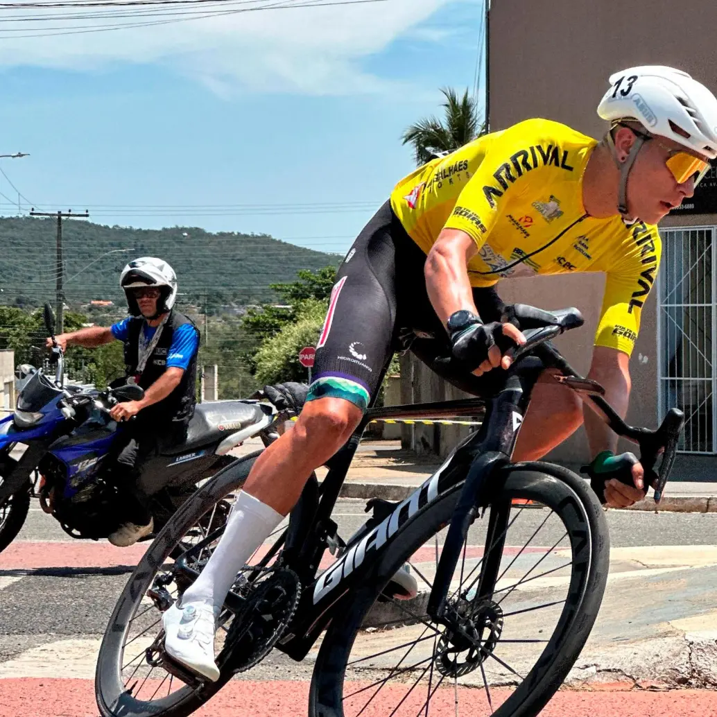 Alejandro Osorio impresiona con su nivel tras su vuelta al ciclismo colombiano. Con el Orgullo Paisa, fue la gran figura en la Vuelta Ciclística a Goiás, donde logró el título general, el de los puntos y dos fracciones. FOTO: Cortesía