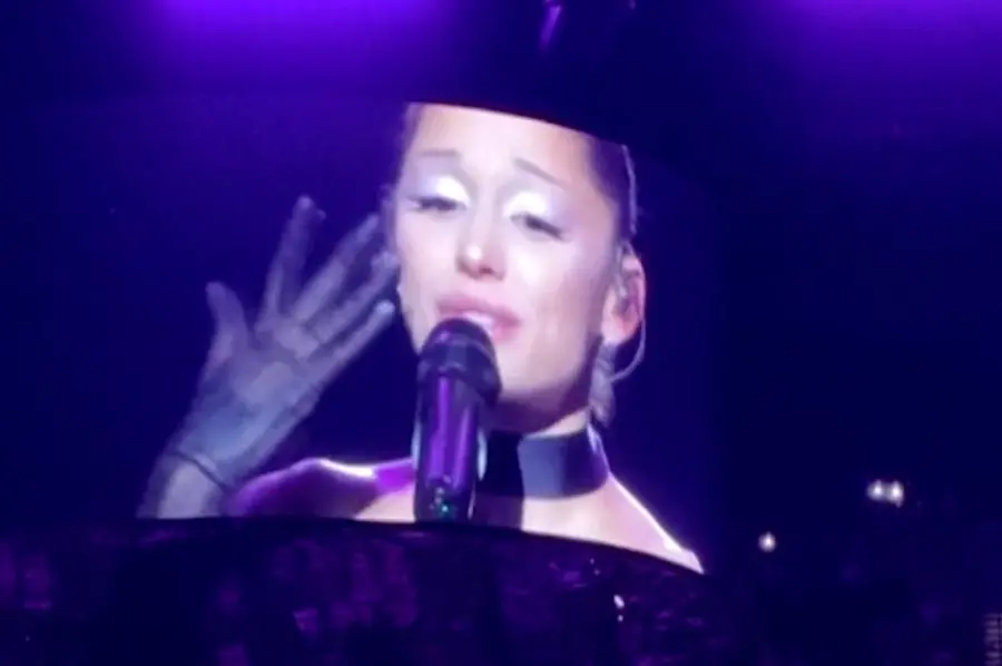La cantante Ariana Grande, quien en los últimos meses ha sido “comidilla” de redes sociales por su extrema delgadez, se despidió con lágrimas de sus seguidores en el último concierto de su gira “Eternal Sunshine”. Foto: Redes