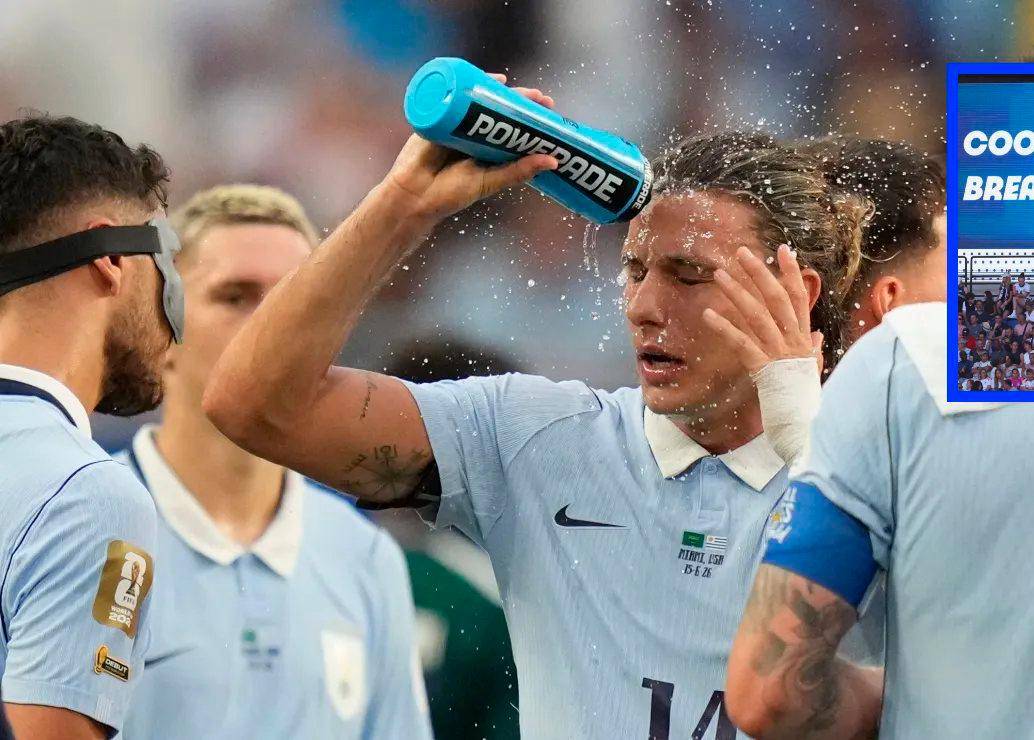Cada partido del Mundial 2026 incluye dos pausas de hidratación que abrieron nuevos espacios publicitarios para las cadenas de televisión. FOTO: AFP