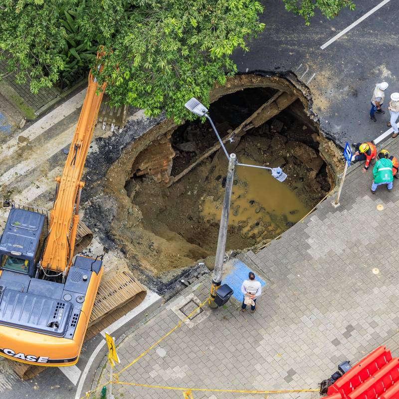 Así quedó la calzada oriental de la Avenida de El Poblado tras la socavación. FOTO: Andrés Camilo Suárez Echeverry
