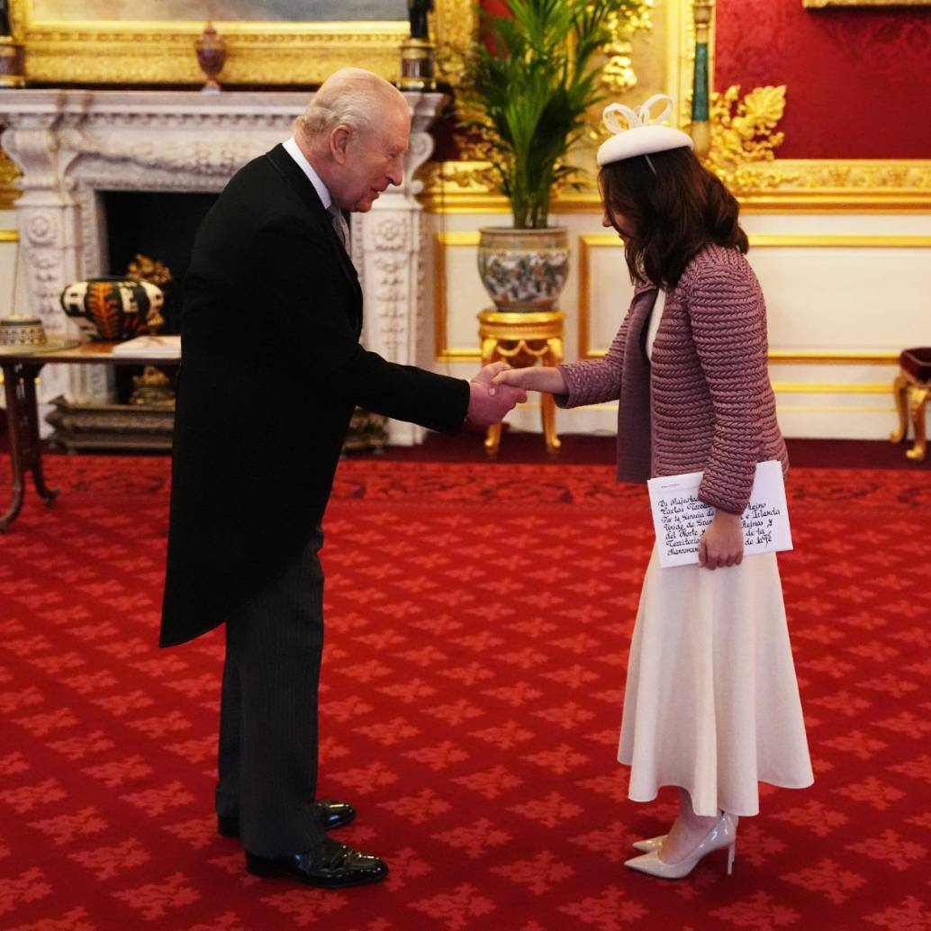 Laura Camila Sarabia Torres presenta sus cartas credenciales ante el rey Carlos III durante una audiencia en el Palacio de St. James, en Londres, oficializando su misión como embajadora de Colombia en el Reino Unido. FOTO: GETTY IMAGES.