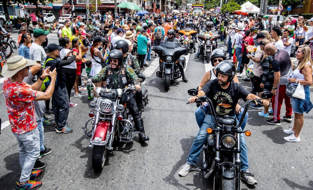 Motos Harley Davindson rodaron por los h roes en la feria de flores