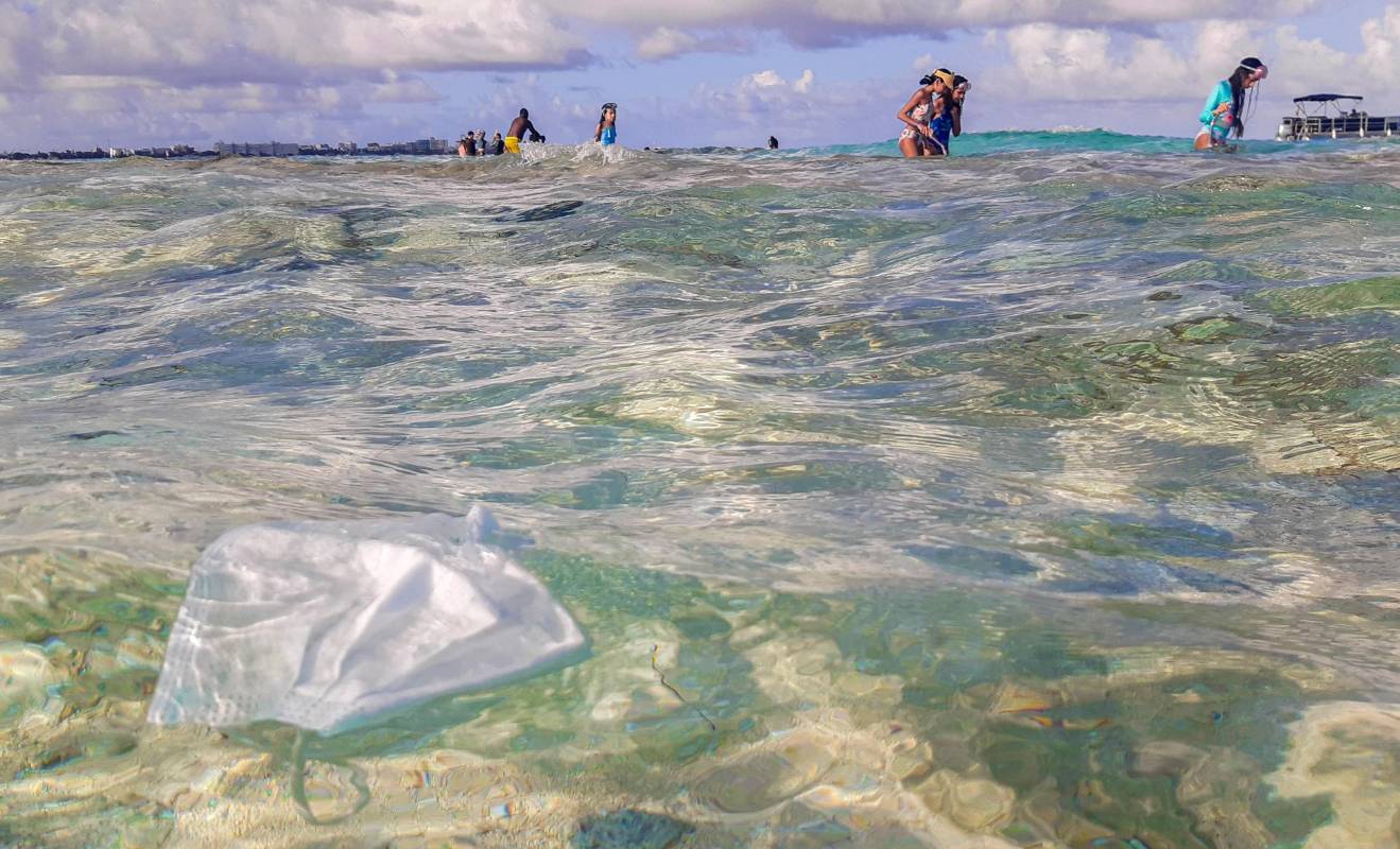 La ONG Oceans Asia reveló que la cifra de tapabocas liberados en el mar en 2021 fue de 1.560 millones aproximadamente. Foto: Juan Antonio Sánchez Ocampo