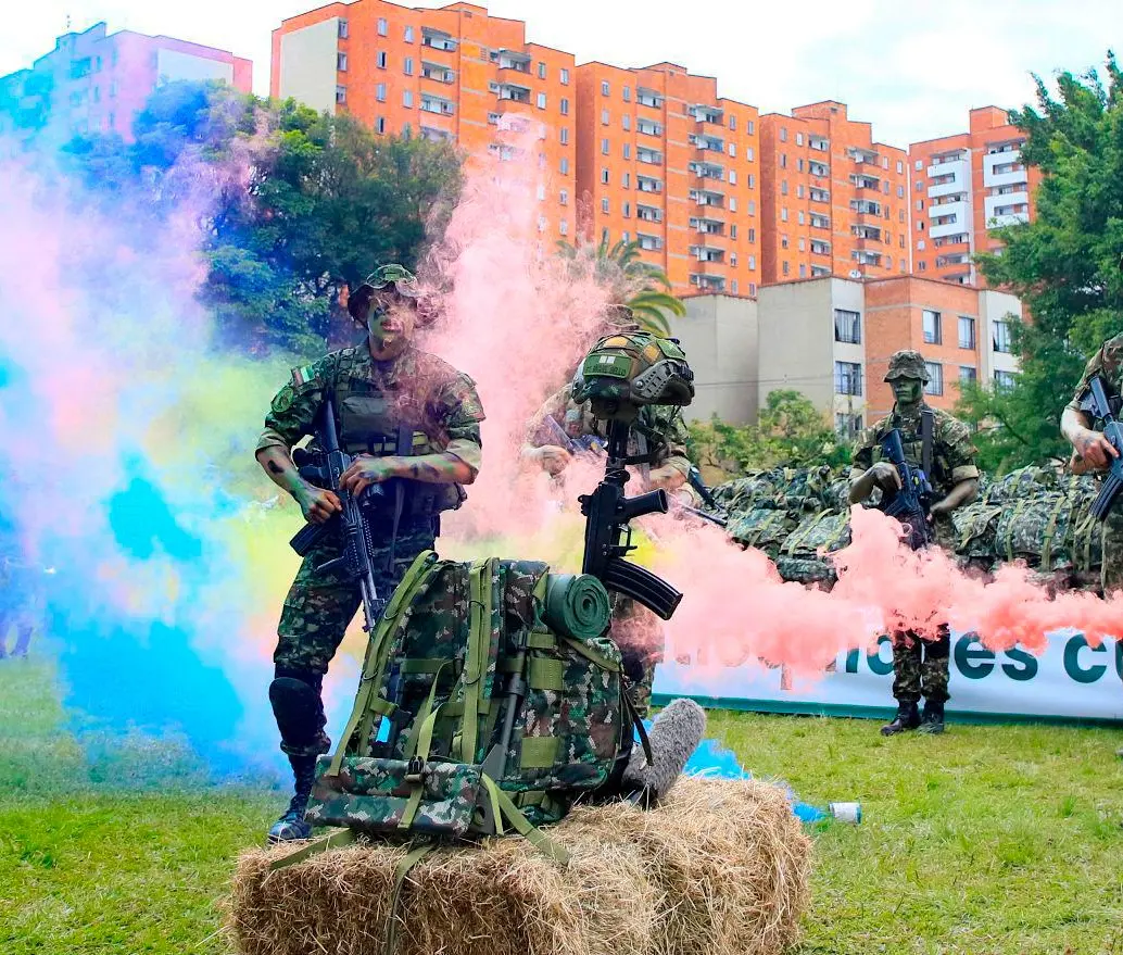 Los morrales fueron entregados en un acto que tuvo lugar en las instalaciones de la Cuarta Brigada. FOTO: GOBERNACIÓN