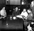 Firma de la promesa de venta al departamento de la casa donde nació José María Córdova en el municipio de Concepción, en 1973. Diego Calle Restrepo está en el centro de la foto. FOTO ARCHIVO EL COLOMBIANO.