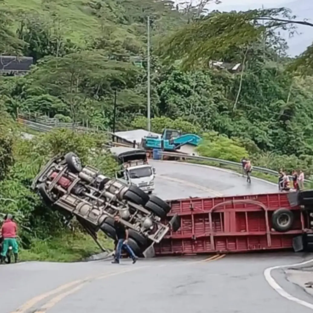 Así quedó la tractomula tras volcarse en el sector La Frisolera de Valdivia. FOTO Denuncias Antioquia.