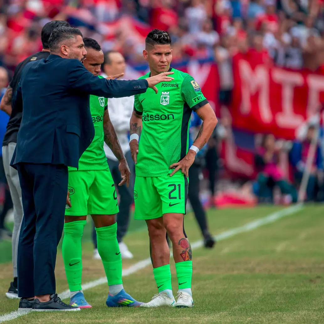 El técnico Javier Gandolfi en uno de los partidos de Liga conversando con Andrés Sarmiento y Jorman Campuzano. FOTO JUAN ANTONIO SÁNCHEZ