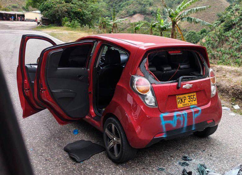 Este es el automóvil en el cual iban los tres policías de la Dijín; los secuestradores le pintaron grafitis alusivos a las Farc. FOTO: CORTESÍA.