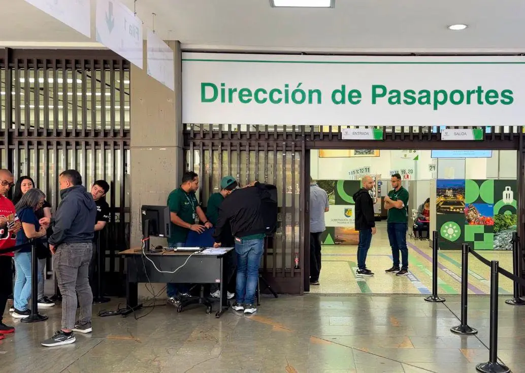 Los funcionarios devolvieron a los usuarios que llegaron buscando atención, debido al problema tecnológico. FOTO: Cortesía Gobernación