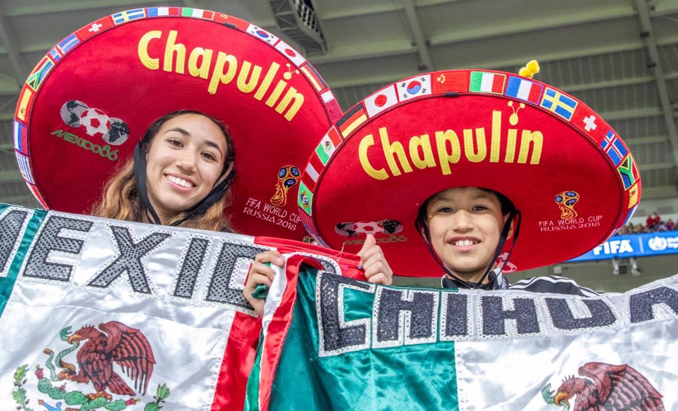 Banderas, sombreros y todo tipo de artículos llenos de color son exhibidos por los amantes del fútbol en los diferentes escenarios donde se desarrollan los partidos. FOTO: JUAN ANTONIO SÁNCHEZ 