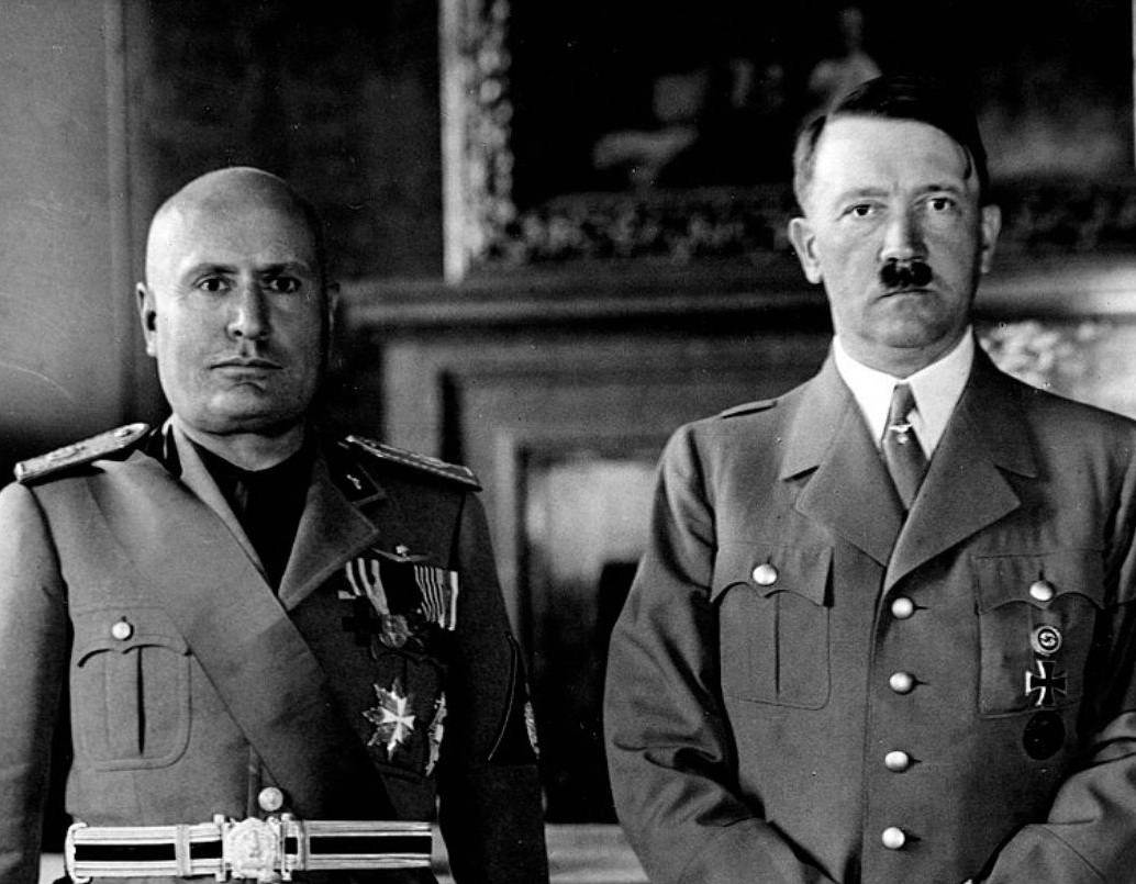 Fotografía de la visita que Benito Mussolini le hizo a Adolfo Hitler en Munich, lo que consolidó el llamado eje Berlín-Roma.
