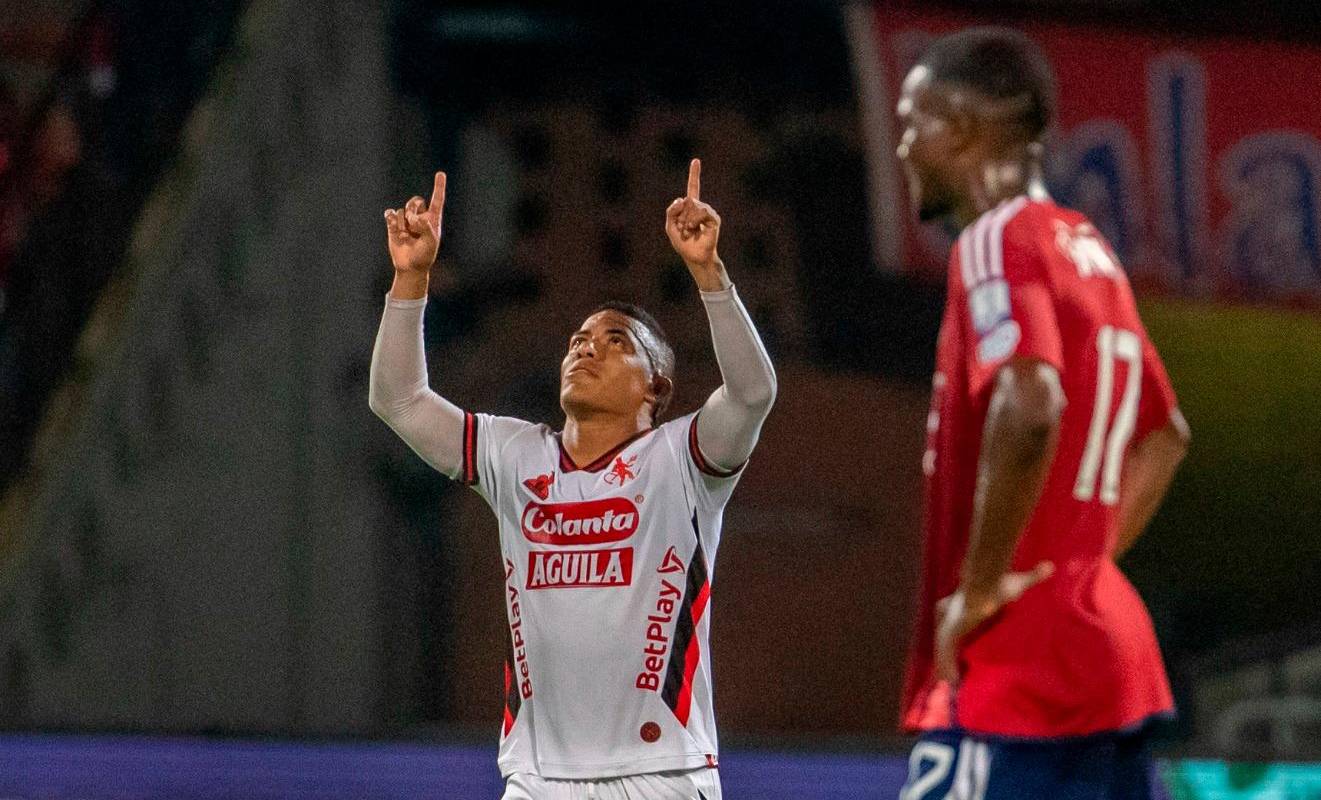 Los hermanos Barrios le amargaron la noche del domingo de resurrección al DIM. Dos goles de Cristian y uno de Michael ayudaron a concretar la victoria 1-4 del América de Cali sobre el conjunto antioqueño en el duelo válido por la fecha 14 de la Liga Betplay-. Foto: Juan Antonio Sánchez