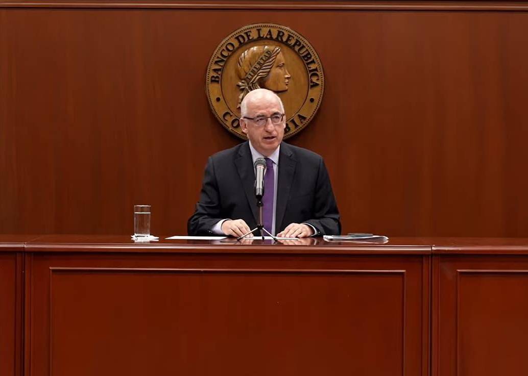 El gerente del Banco de la República, Leonardo Villar, anunció solo la decisión de aumentar la tasa de interés, cosa inusual, pues generalmente lo acompaña el ministro de Hacienda. FOTO: Captura de video