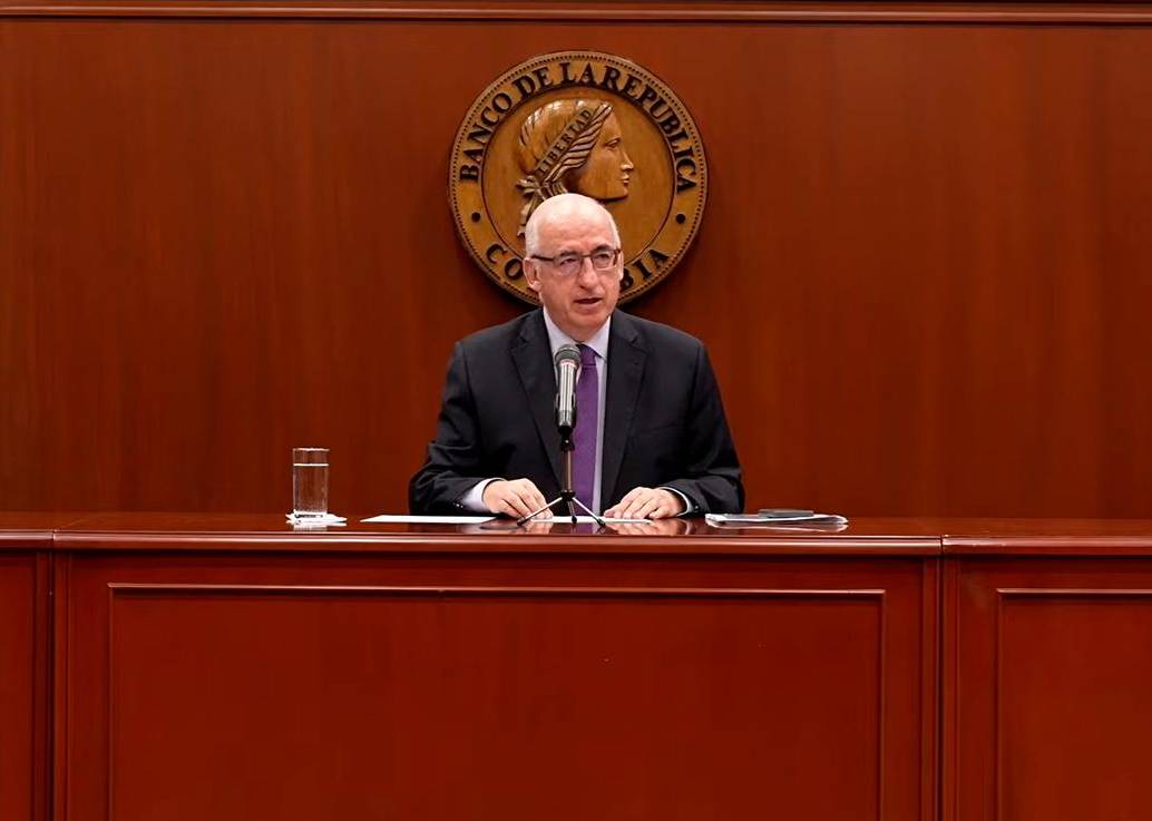 El gerente del Banco de la República, Leonardo Villar, anunció solo la decisión de aumentar la tasa de interés, cosa inusual, pues generalmente lo acompaña el ministro de Hacienda. FOTO: Captura de video