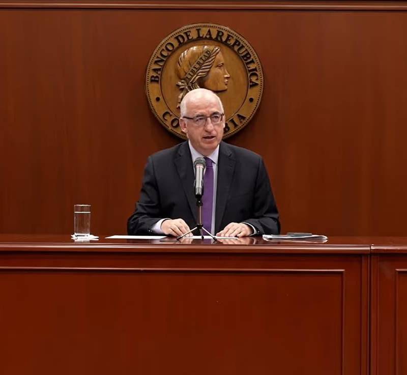 El gerente del Banco de la República, Leonardo Villar, anunció solo la decisión de aumentar la tasa de interés, cosa inusual, pues generalmente lo acompaña el ministro de Hacienda. FOTO: Captura de video