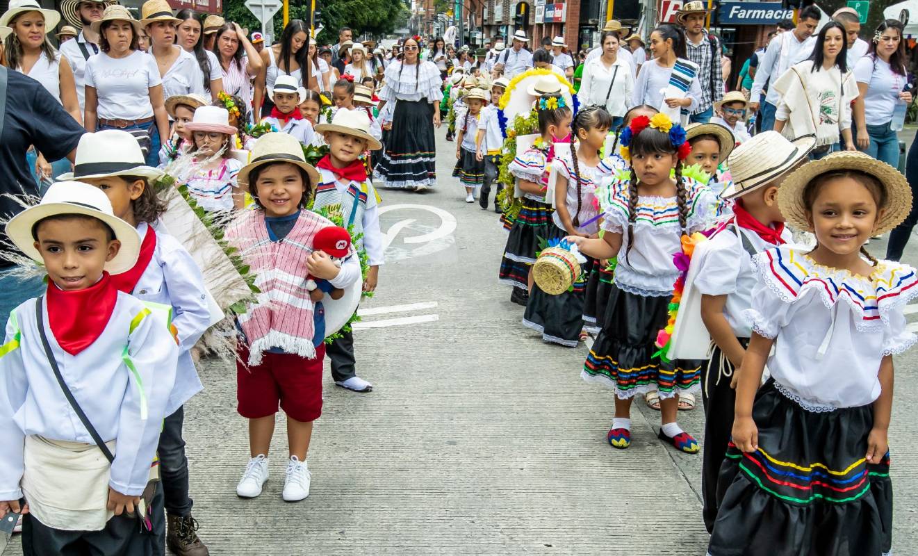 Niños del jardín infantil Payasitos participaron en el desfile de silleteritos en las feristas de la industria el comercio y la cultura en Itaguí. FOTO: Jaime Pérez