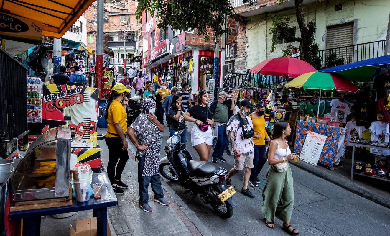En general, los vecinos de Las Independencias agradecen el auge del turismo, que comenzó en 2011 con la inauguración de las escaleras eléctricas. Pero también son conscientes de los efectos colaterales que este ha traído. Foto: Jaime Pérez.