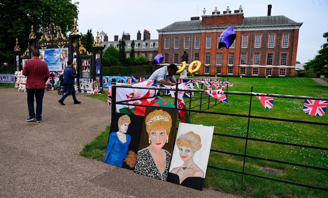 Homenajes a la Princesa Diana realizados por ciudadanos que recuerdan con cariño a la princesa. Foto: EFE