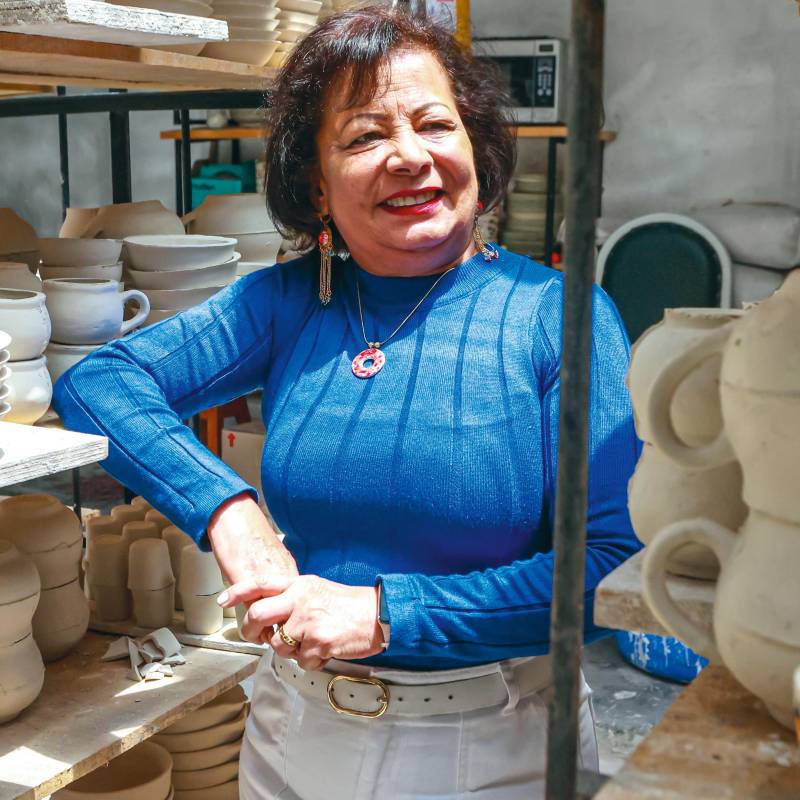 Entre moldes, arcilla y el trajín de una fábrica de El Carmen de Viboral, Olimpia Pabón Cardona cuenta la historia de la cerámica carmelitana. FOTO MANUEL SALDARRIAGA