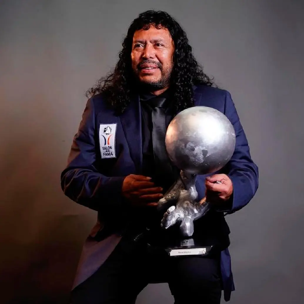 Higuita y su nuevo reconocimiento tras su aporte en el fútbol. FOTO @famasalon