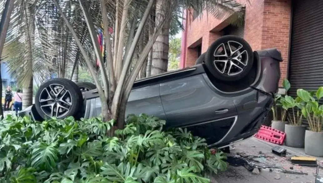 Este es el vehículo volcado sobre la carrera Séptima con calle 78, en el norte de Bogotá, tras caer desde el segundo piso de un parqueadero. FOTO: tomada de redes sociales