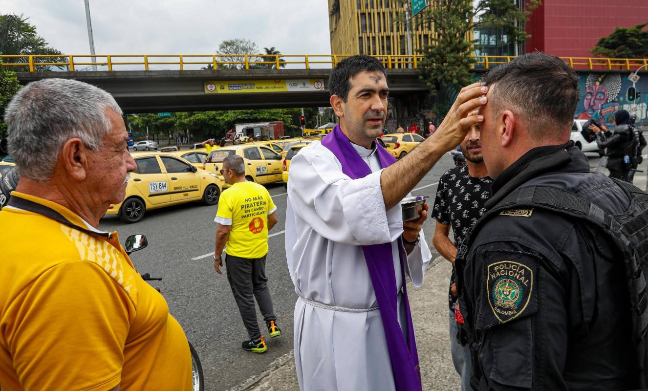Por invitación de los mismos taxista el padre llegó a imponer la ceniza mientras se desarrollaba el paro. Foto: MANUEL SALDARRIAGA QUINTERO.