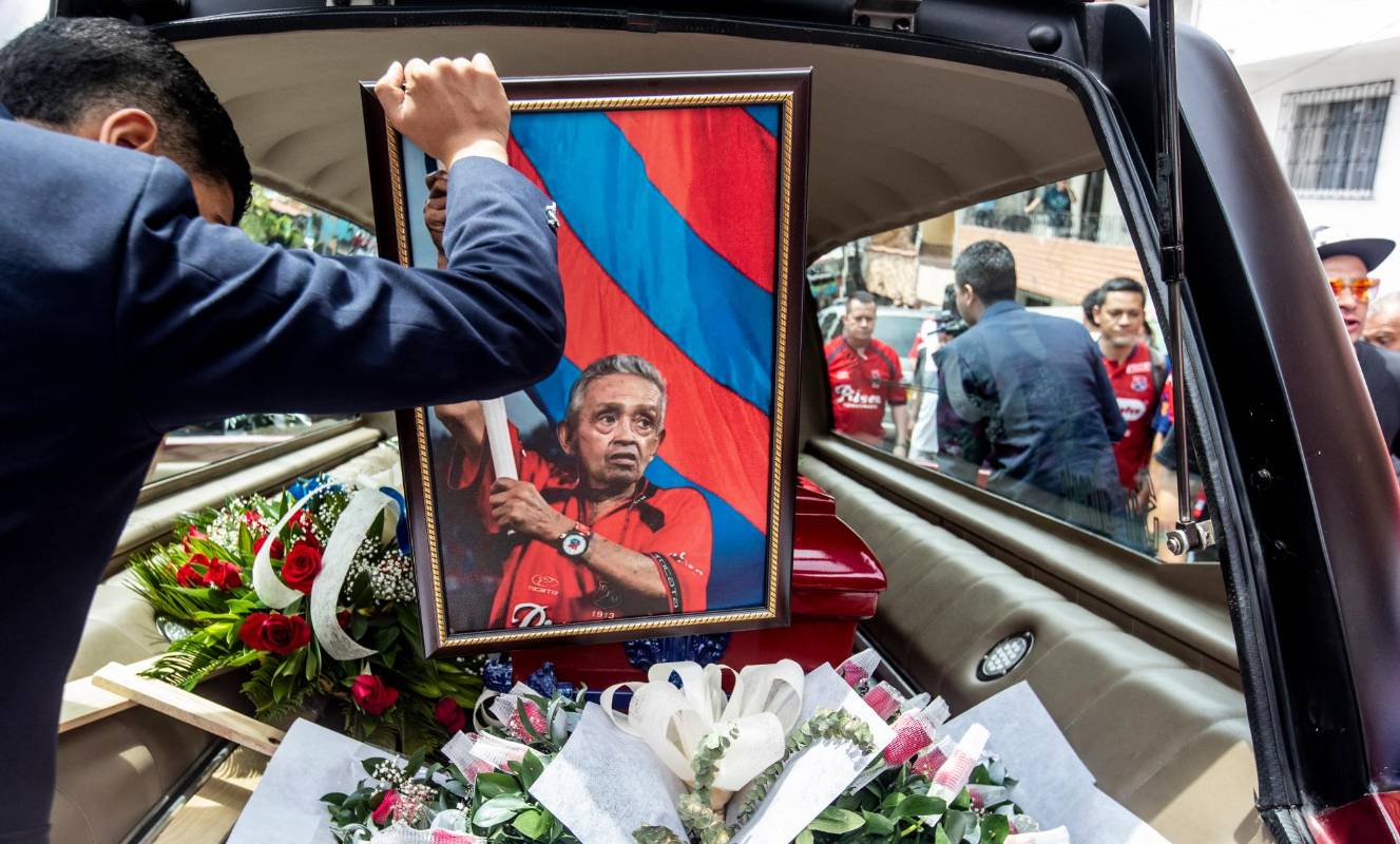 Cabe recordar que este fiel hincha del Poderoso antes se llamaba Jesús Palacio Gil, pero su amor por el equipo lo llevó a cambiar su nombre por Caretorta Palacio DIM. Foto: Jaime Pérez