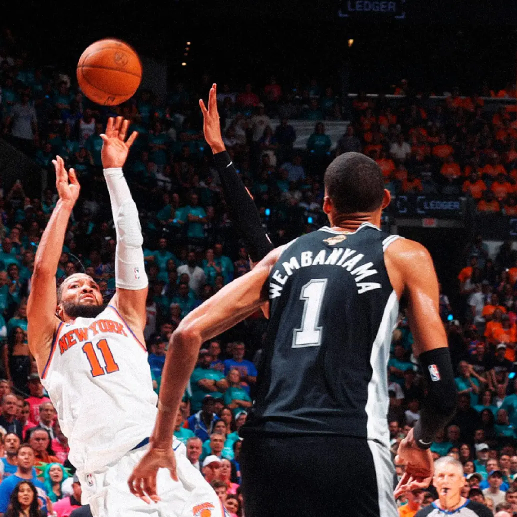 Jalen Brunson (11), figura de los New York Knicks en el primer duelo de las Finales de la NBA. Logrí 30 puntos ante los San Antonio Spurs, de Victor Wembanyama. FOTO X-NBA