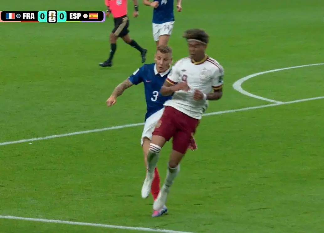El futbolista francés Lucas Dignie le dio una pequeña “patada” al español Lamine Yamal en una de las priumeras jugadas del encuentro. Foto: Captura de pantalla