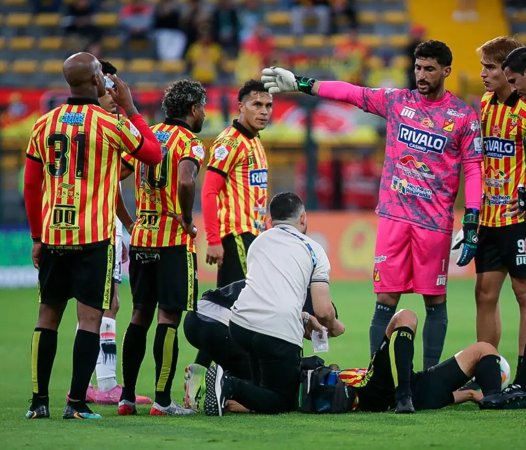 En este momento a varios futbolistas de la plantilla profesional del Pereira les adeudan varios meses de sueldo, por lo que tomaron la decisión de no competir y el equipo debió jugar con deportistas juveniles. FOTO COLPRENSA